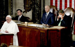 El presidente de la cámara, John Boehner, se seca los ojos mientras escucha el discurso del papa Francisco ante el Congreso en Washington, jueves 24 de septiembre de 2015. (AP Foto/Pablo Martinez Monsivais)